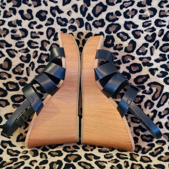 Jellypop Memory Foam Wedge Platforms 9M Black Strappy Sandal Black 4" Heel NWT - Picture 5 of 11